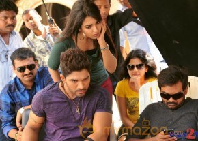 Iddarammayilatho Movie & Working Stills  photo 12