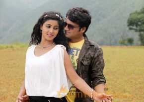 Katrina Kareena Madhyalo Kamal Haasan photo 2