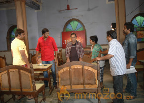 Pakdo Pakdo Movie New Stills  photo 15