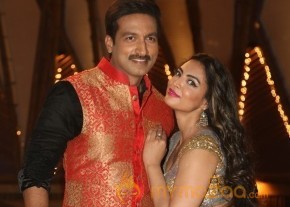 Soukhyam Item Song Stills1 photo 39