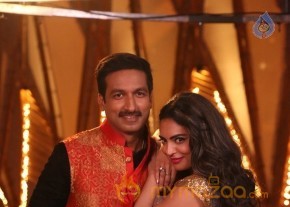 Soukhyam Item Song Stills1 photo 8
