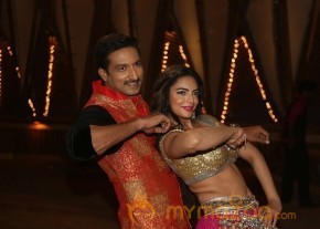 Soukhyam Item Song Stills1 photo 36