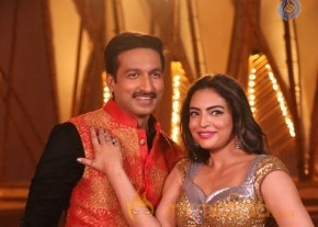 Soukhyam Item Song Stills1 photo 33