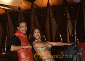 Soukhyam Item Song Stills1 photo 6