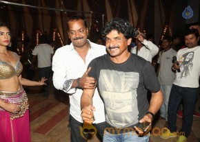 Soukhyam Item Song Stills1 photo 28