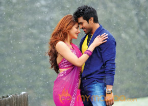 Yevadu Movie New Stills  photo 9