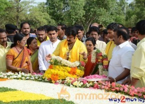 Nandamuri Family at NTR Ghat  photo 6
