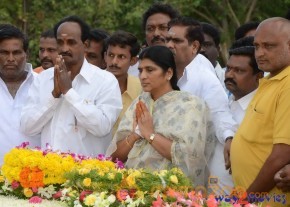 Nandamuri Family at NTR Ghat  photo 24