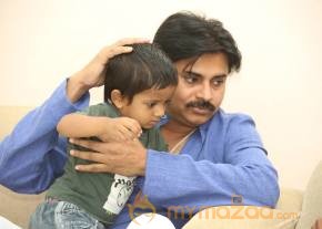 Pawan Kalyan Meets his fan Karuna Srinivas - Photos  photo 20
