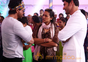 Shah Rukh with Mahesh Babu on Brahmotsavam Sets Photos  photo 7