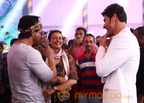 Shah Rukh with Mahesh Babu on Brahmotsavam Sets Photos  photo 2