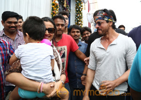 Shah Rukh with Mahesh Babu on Brahmotsavam Sets Photos  photo 6