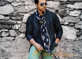 Yevadu Movie Latest Wallpapers  photo 2