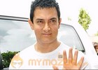 Aamir goes unnoticed at Mumbai station