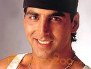 What Akshay has but Om Puri doesn't in SINGH IS KINNG