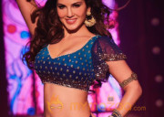 Sunny Leone Look in Raees Movie 
