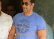 Salman Khan Snapped Photos on the eve of Rakhi 